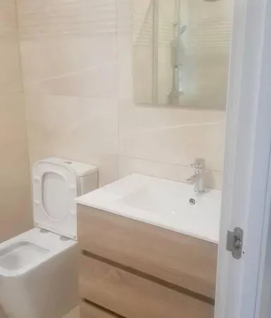 Three Private Bedrooms With Private Bathroom In Spacious In Alicante,shared Kitchen And Living Room,host Lives In The Es Tres Privadas Con Bano Privado,cocina Y Sala De Estar Compartidas,el Anfitrion Vive En El Aparta Διαμέρισμα *